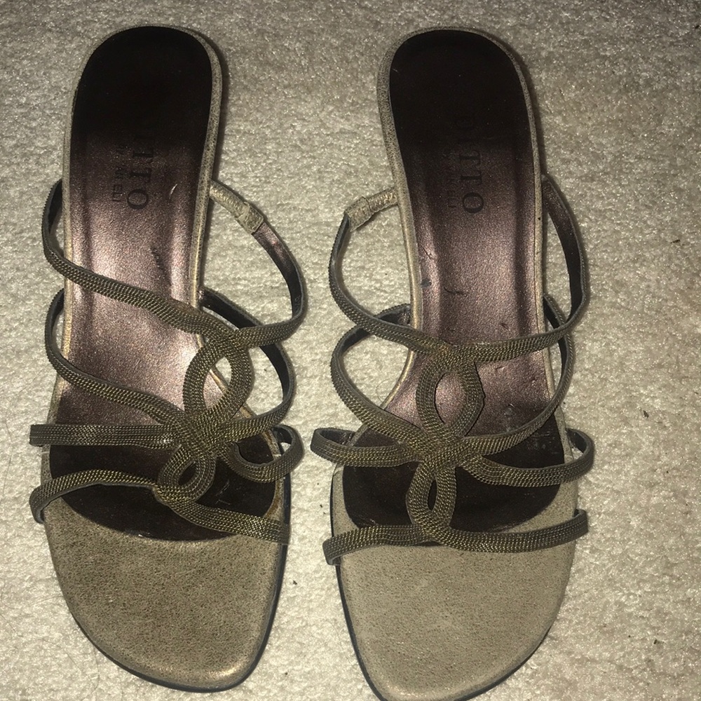 New 8.5 woman shoes.  Really pretty.